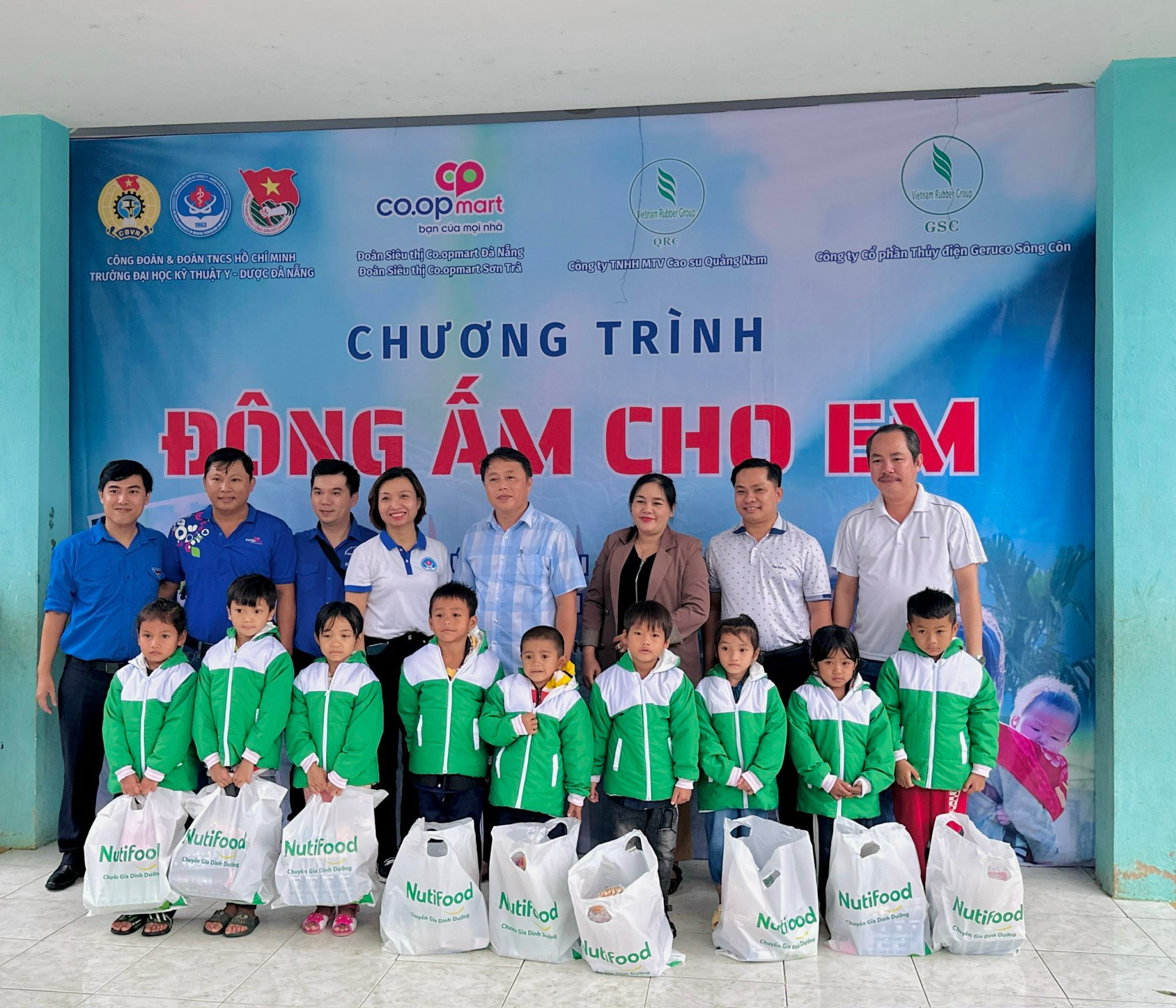 Công đoàn và Đoàn thanh niên Trường Đại học kỹ thuật Y-Dược Đà Nẵng đã tổ chức Chương trình “Đông ấm cho em” tại xã Trà Nú, huyện Bắc Trà My, tỉnh Quảng Nam